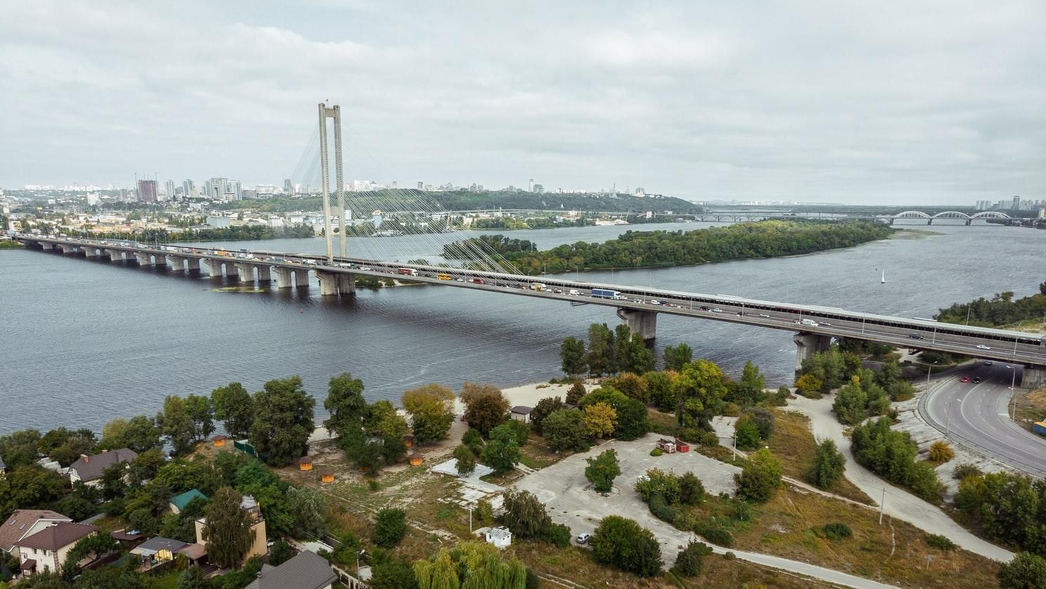 Перший день послаблень: Київ скували затори, таксі різко стрибнуло в ціні