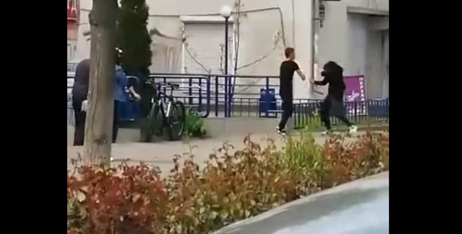 Брат жестоко избил сестру прямо посреди улицы, девушку забрала скорая: видео Брат жестоко избил сестру прямо посреди улицы, девушку забрала скорая: видео