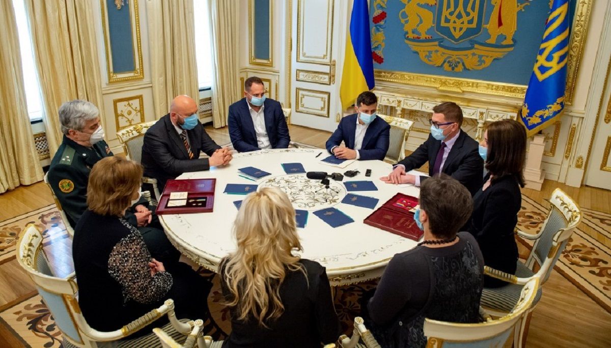 Зеленський вручив нагороди рідним загиблих на Донбасі спецпризначенців СБУ Зеленський вручив нагороди рідним загиблих на Донбасі спецпризначенців СБУ