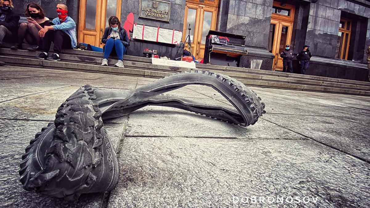 Під Офісом Президента запалили шину: спалахнули сутички – відео Під Офісом Президента запалили шину: спалахнули сутички – відео