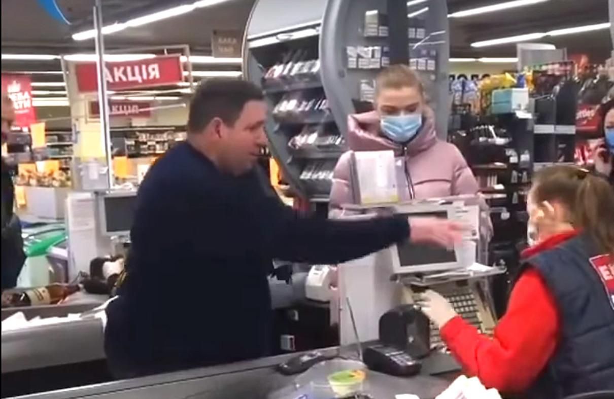 Жителя Полтавы, который бросил мелочь в лицо кассирше, оштрафовали Жителя Полтавы, который бросил мелочь в лицо кассирше, оштрафовали