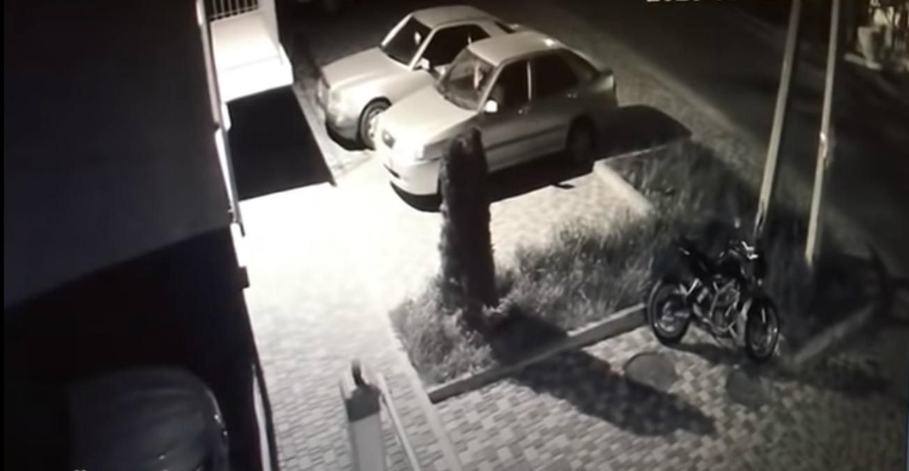 Сожгли мотоцикл и бросили гранату в авто фигурантов дела о "пленках Ермака": видео