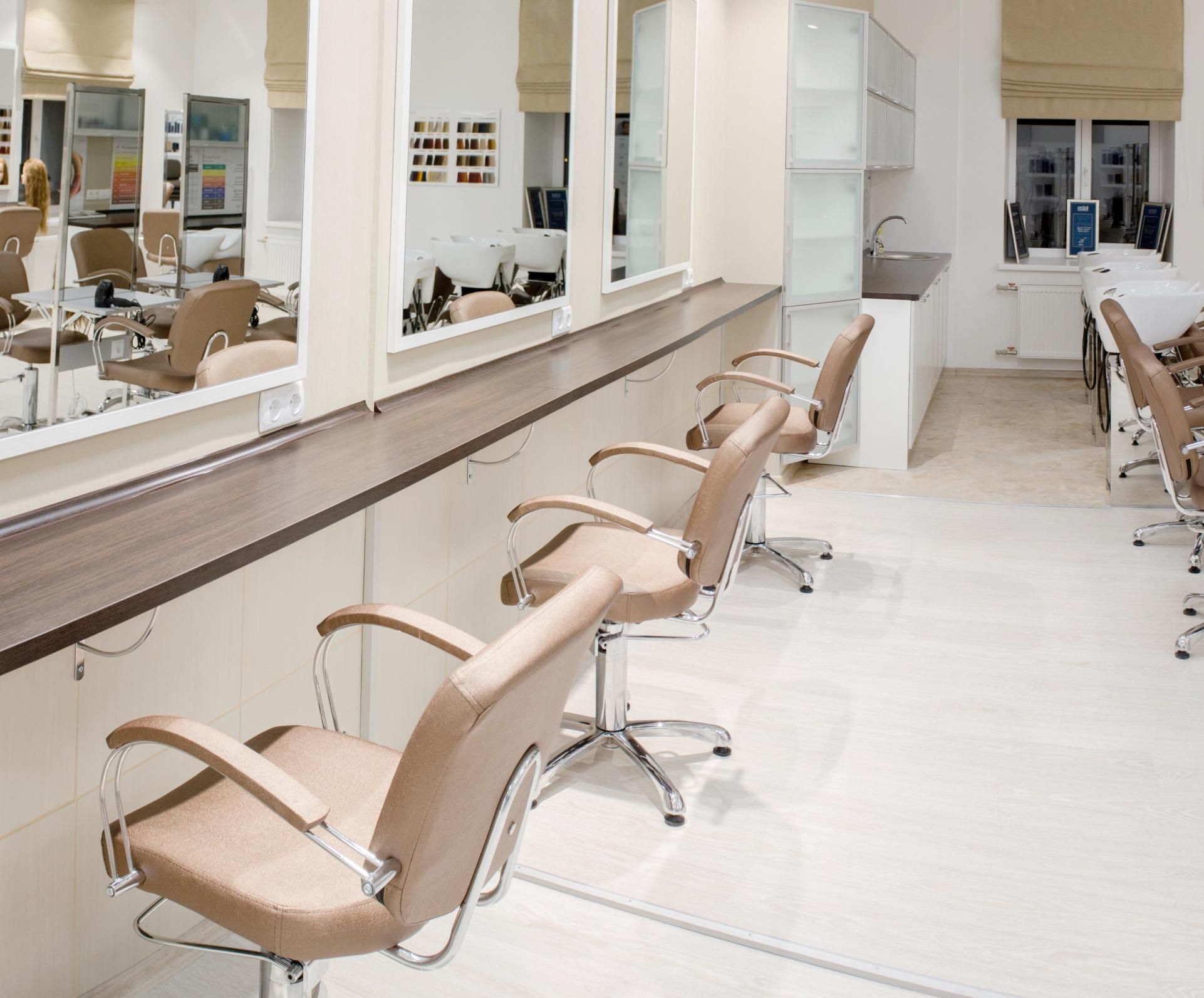 Обробка парою та дезінфекція: як у Києві працюють салони краси після послаблення карантину Обробка парою та дезінфекція: як у Києві працюють салони краси після послаблення карантину