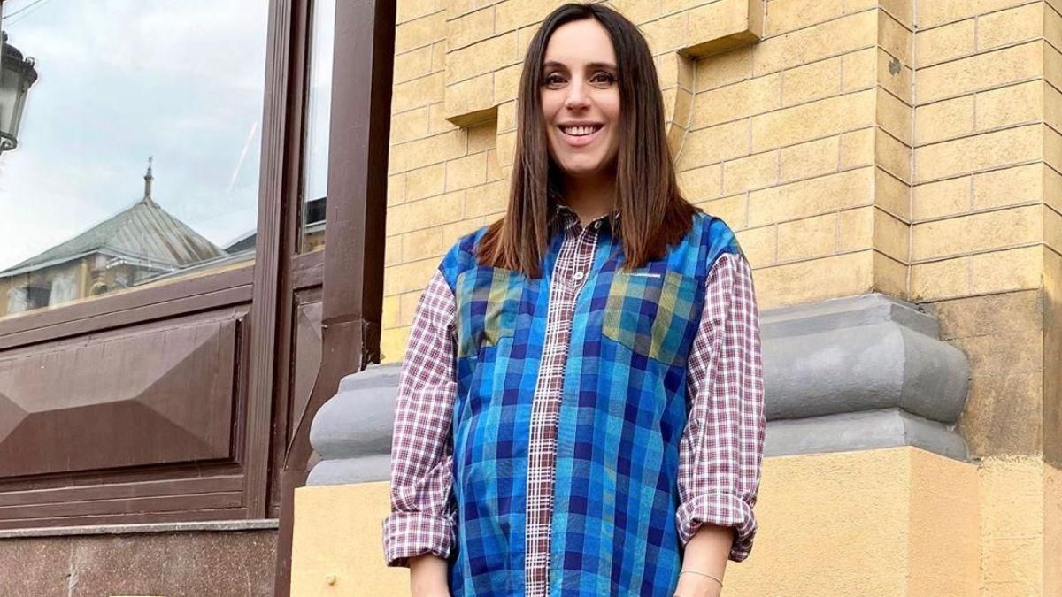 В персиковом платье: Джамала рассказала о беременности и лишних килограммах