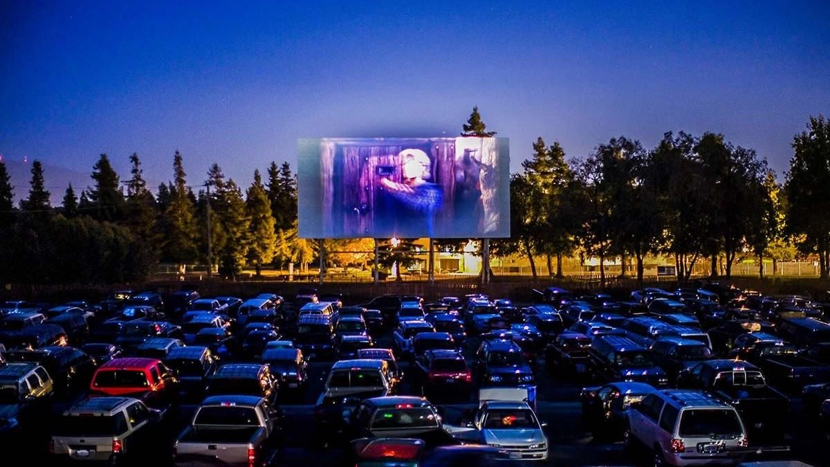 Карантин – не завада: як у Львові облаштували автокінотеатр Карантин – не завада: як у Львові облаштували автокінотеатр