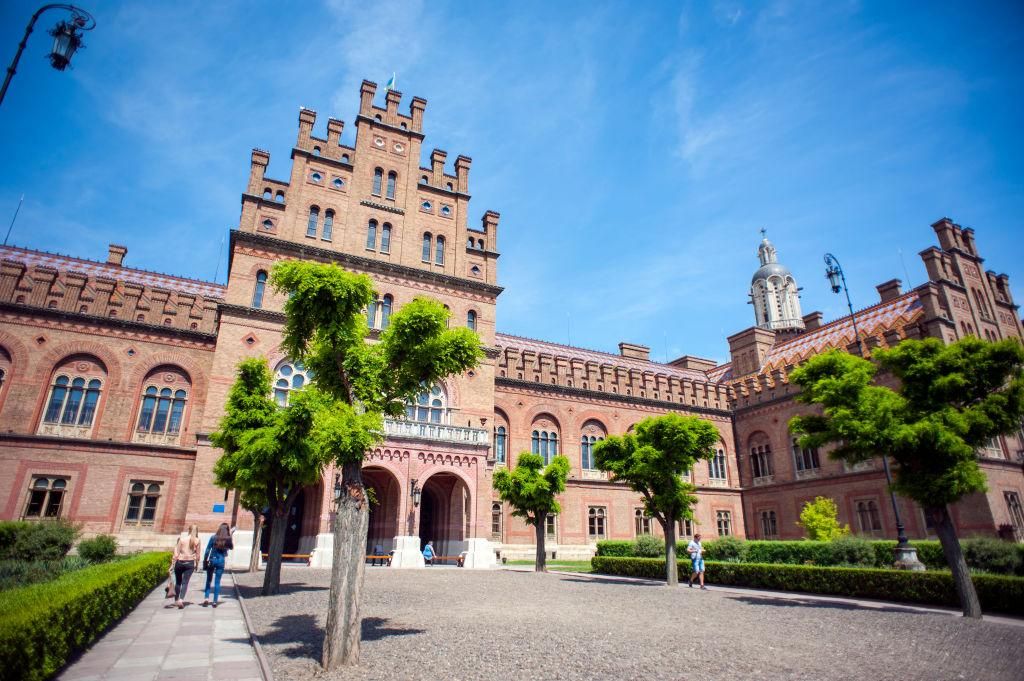 Карантин в Черновцах: открыли салоны красоты, стоматологию, кладбища Карантин в Черновцах: открыли салоны красоты, стоматологию, кладбища