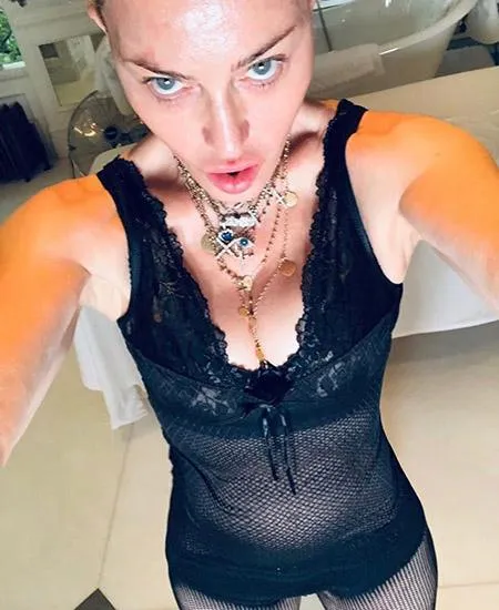 Мадонна зробила селфі у спідній білизні