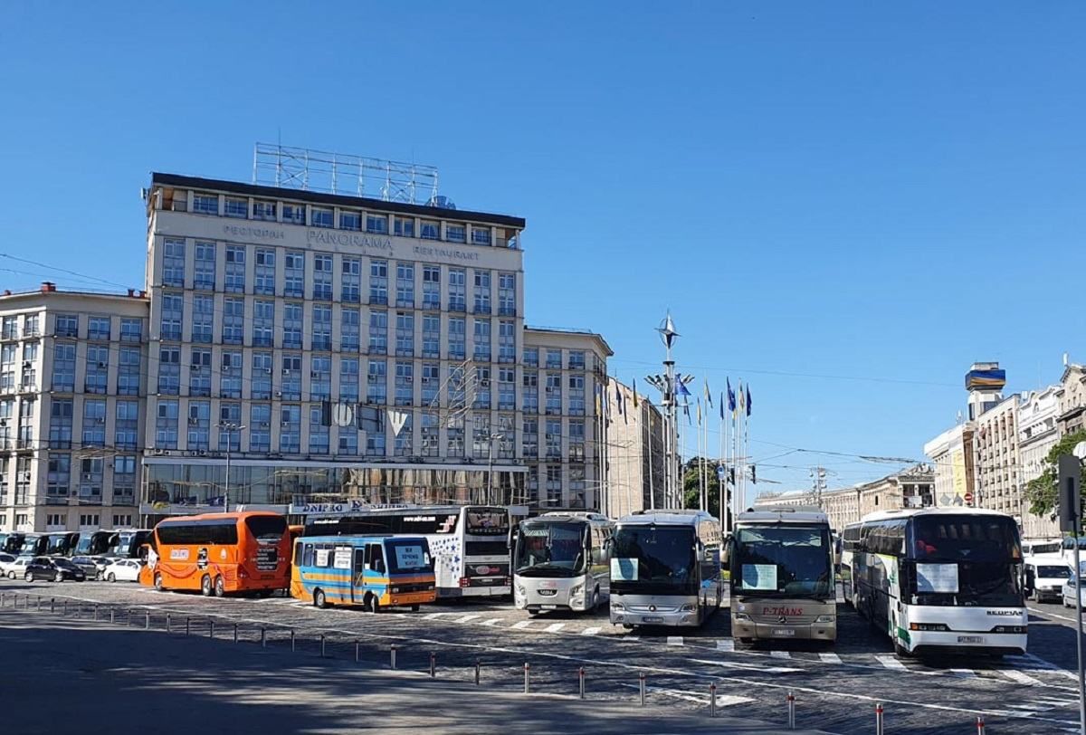 Перевізники продовжують протестувати під стінами Кабміну: які вони висунули вимоги Перевізники продовжують протестувати під стінами Кабміну: які вони висунули вимоги