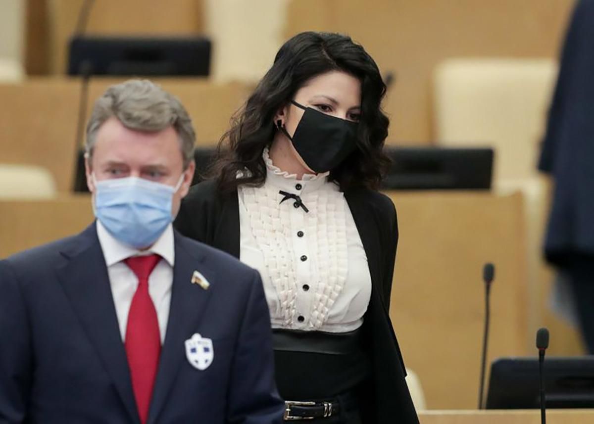 Значки, які "відлякують" COVID-19: депутати РФ захищаються від недуги освіжувачами повітря