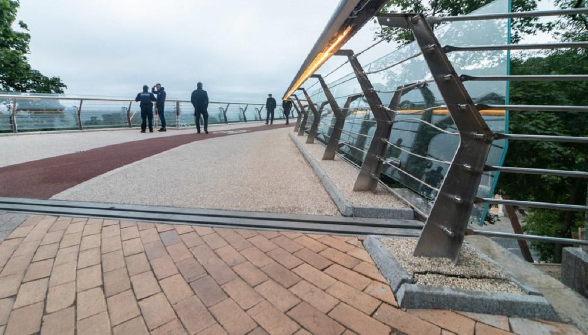 Може, краще сталеве: на "мості Кличка" знову тріснуло скло – фото Може, краще сталеве: на "мості Кличка" знову тріснуло скло – фото