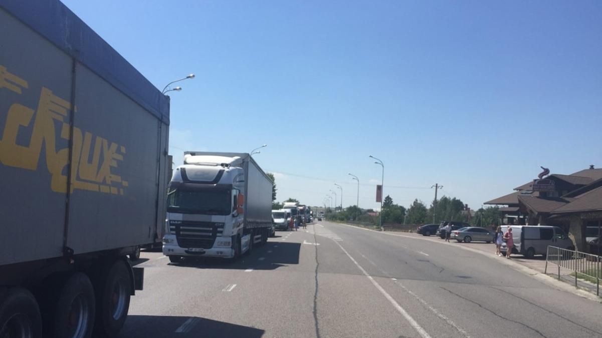 До Києва знову не пускають вантажівки: деталі 