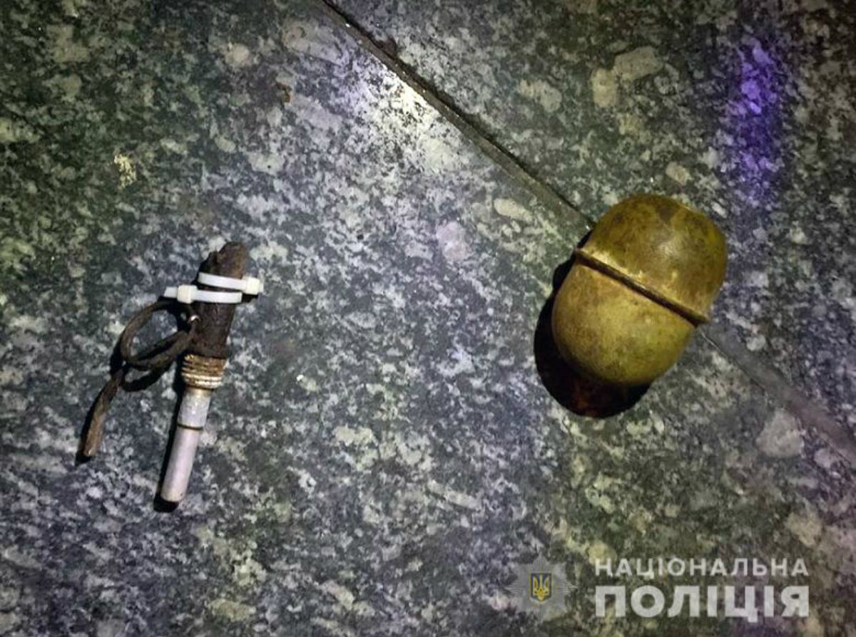 Чоловік погрожував підірвати гранату в супермаркеті Києва після зауваження про маску