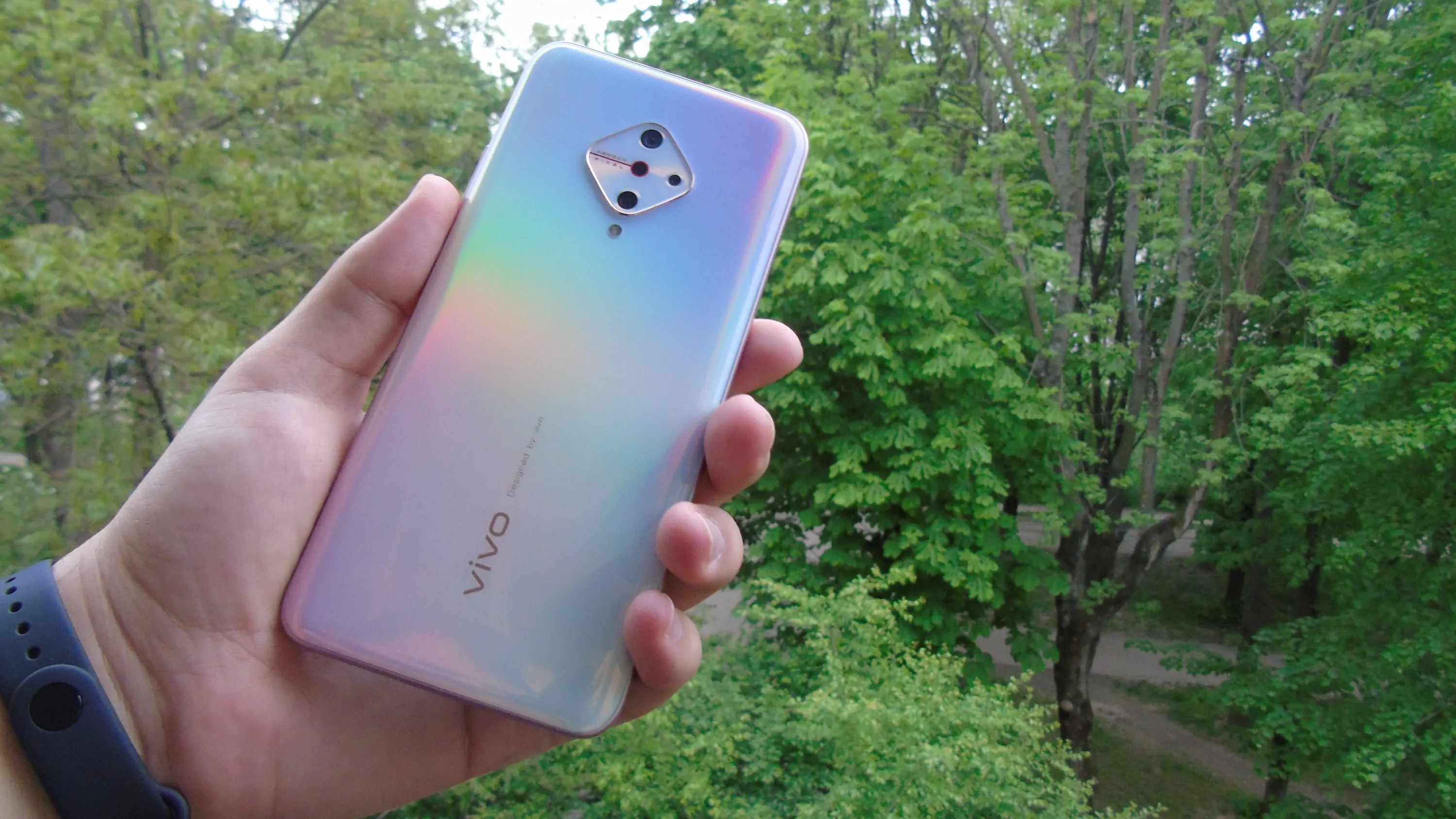 Vivo v17: