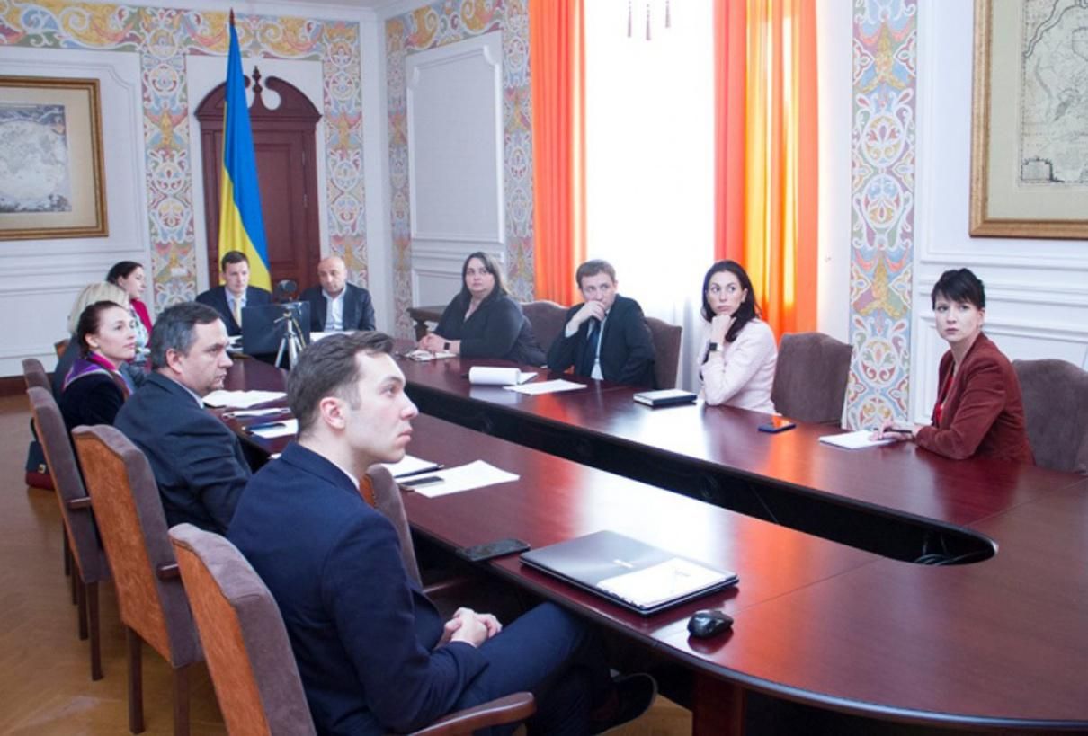 Пошук справедливості: у МЗС зустрілись з родичами загиблих у авіатрощі літака МАУ в Ірані Пошук справедливості: у МЗС зустрілись з родичами загиблих у авіатрощі літака МАУ в Ірані