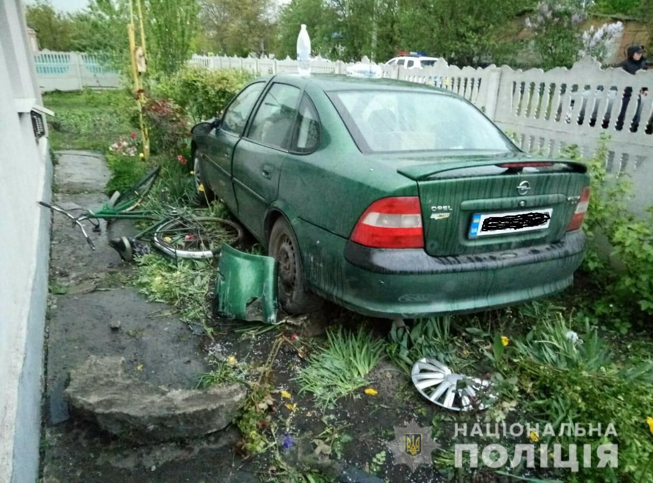 На Вінниччині п'яна водійка збила велосипедистку з двома дітьми: промовисті фото