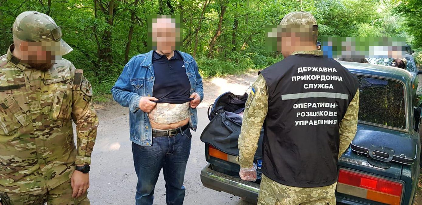 Приклеїв гроші до тіла та намагався оминути КПВВ: прикордонники затримали порушника на Луганщині Приклеїв гроші до тіла та намагався оминути КПВВ: прикордонники затримали порушника на Луганщині