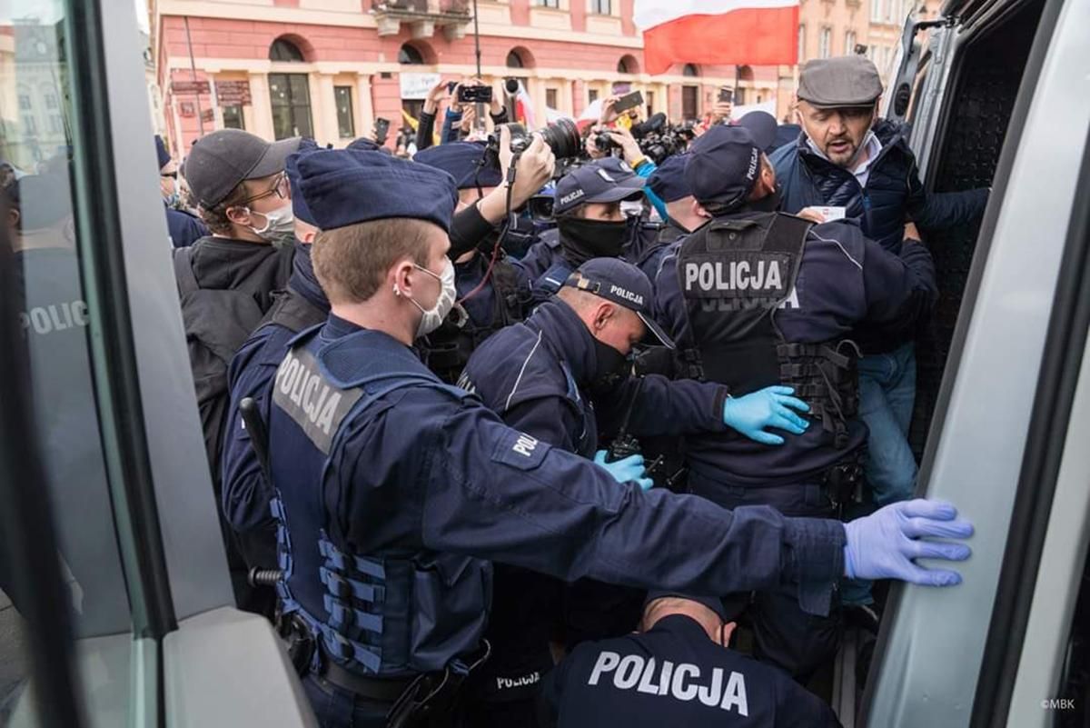 У Варшаві люди влаштували протест: поліція застосувала силу і сльозогінний газ – фото, відео