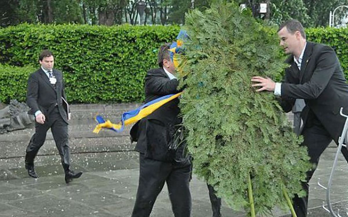 Янукович і вінок - відео падіння вінка на Януковича