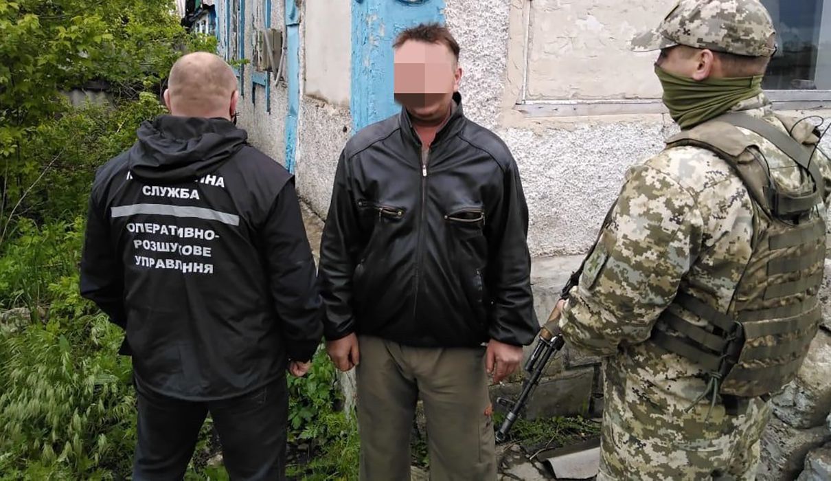Ховав у коморі: гранати, РПГ та іншу зброю знайшли в прихильника луганських бойовиків – відео