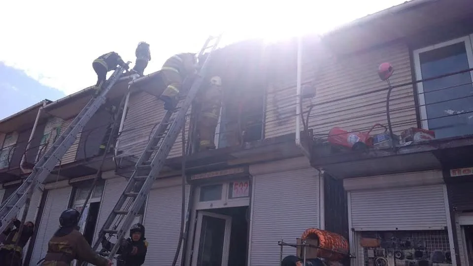 Рятувальникам вдалося загасити пожежу в одному з магазинів ринку