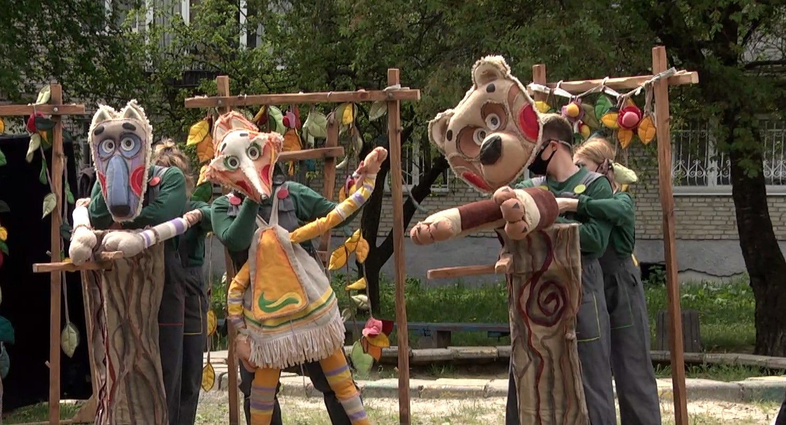 Дети в восторге, а родители просят еще: во Львове театр кукол путешествует по районам города Дети в восторге, а родители просят еще: во Львове театр кукол путешествует по районам города