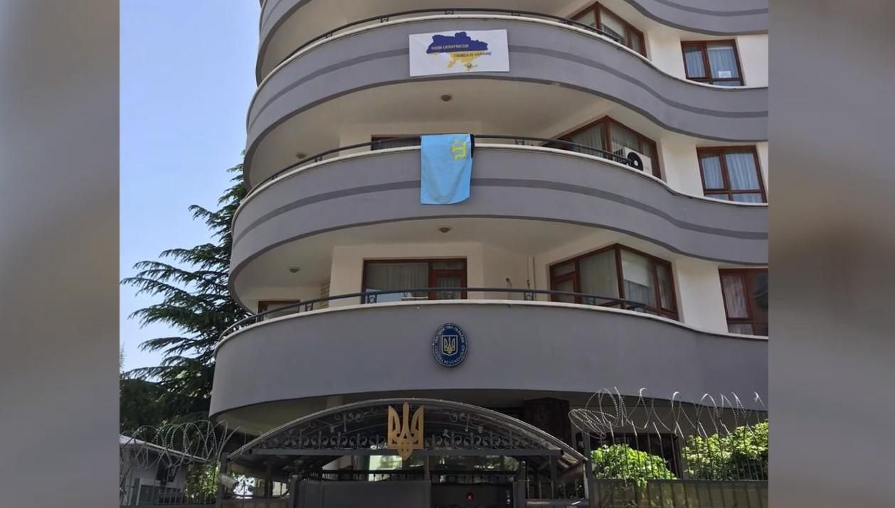 В Стамбуле вывесили крымскотатарский флаг и зажгли свечи памяти: фото В Стамбуле вывесили крымскотатарский флаг и зажгли свечи памяти: фото