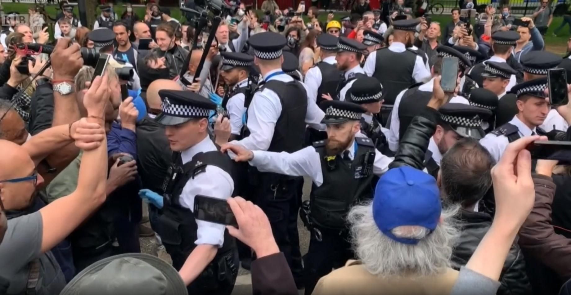 В Лондоне во время протеста против карантина задержали 19 человек: видео В Лондоне во время протеста против карантина задержали 19 человек: видео