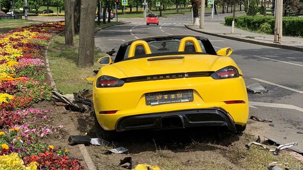 Дівчина на елітному Porsche знесла дорожній знак у Харкові: фото, відео