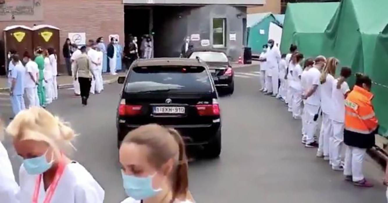 Коридор ганьби медиків для прем'єр-міністра в Бельгії - відео 