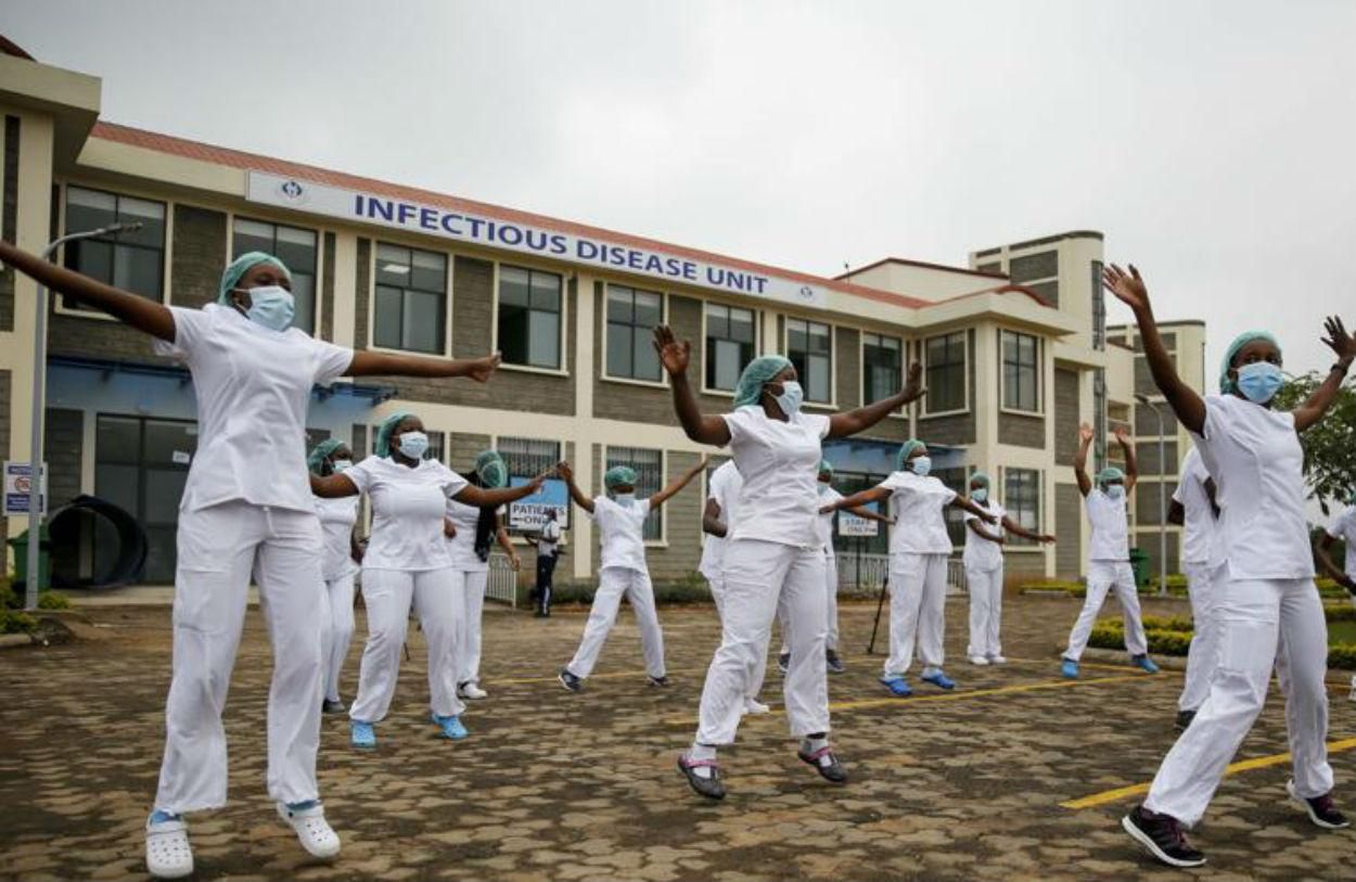 Пів сотні медиків станцювали зумбу біля лікарні у Кенії: вражаюче відео