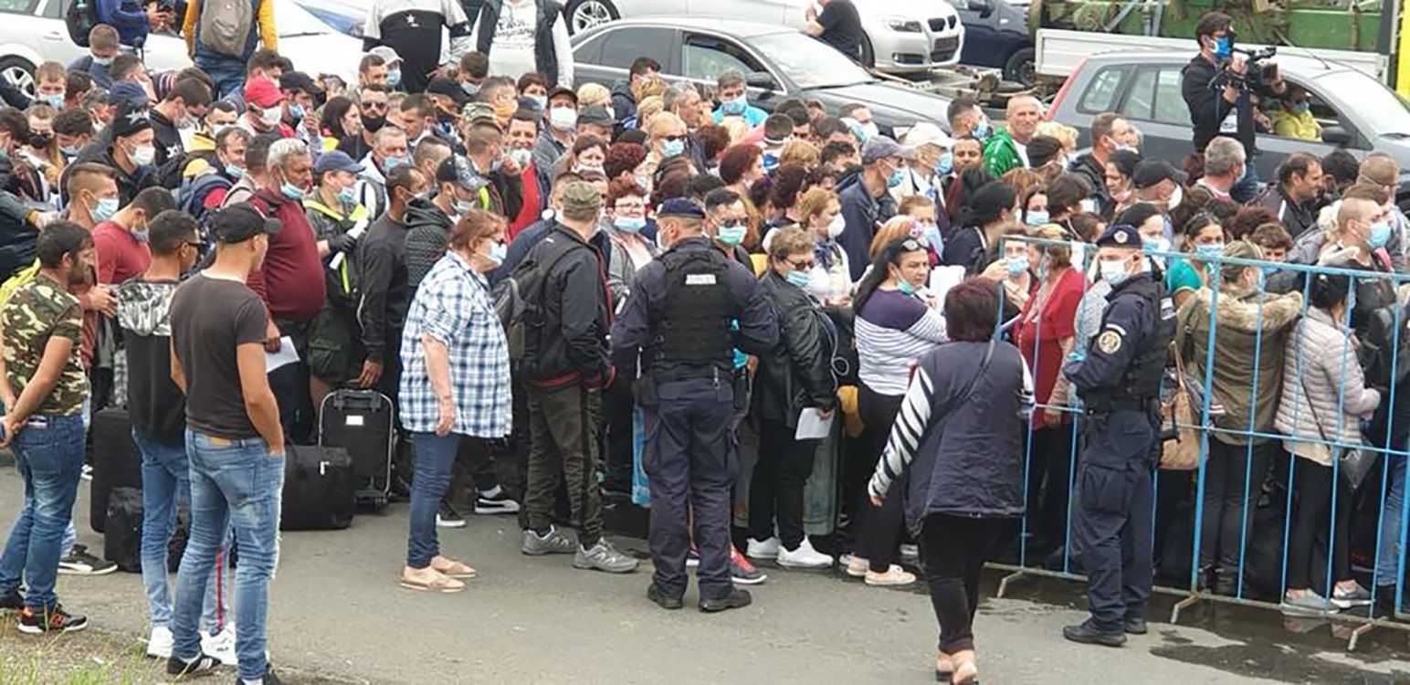 Километровые очереди образовались на границе Румынии: шокирующие фото, видео Километровые очереди образовались на границе Румынии: шокирующие фото, видео
