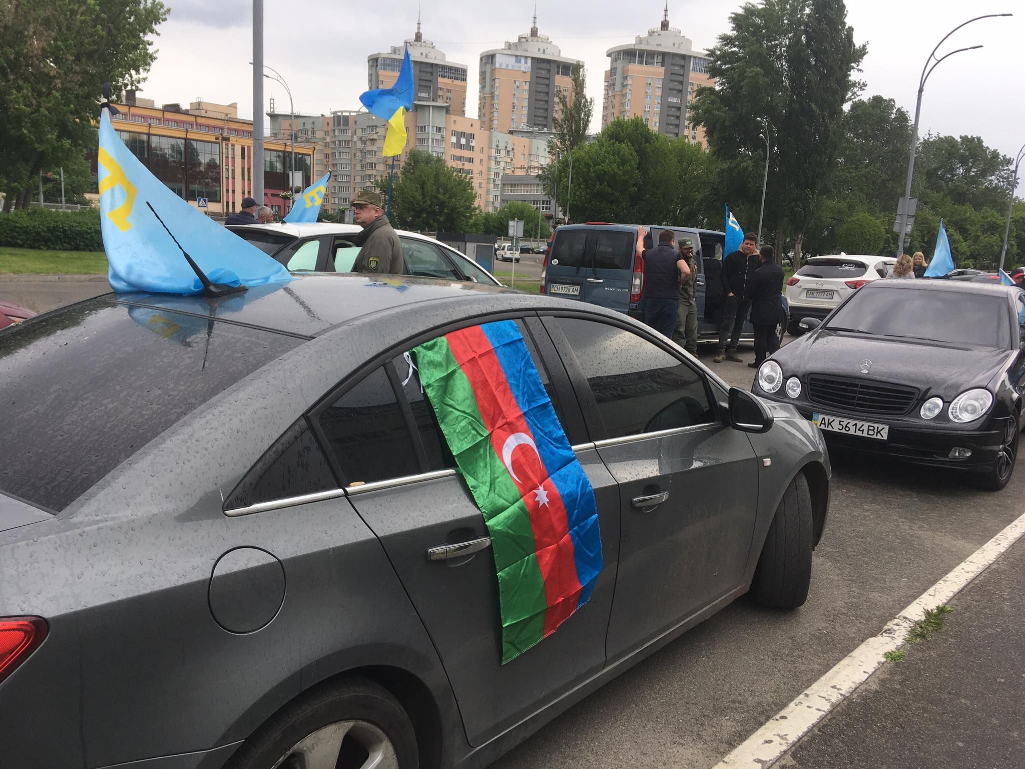 У Києві автопробігом вшанували пам'ять жертв депортації кримських татар: фото, відео