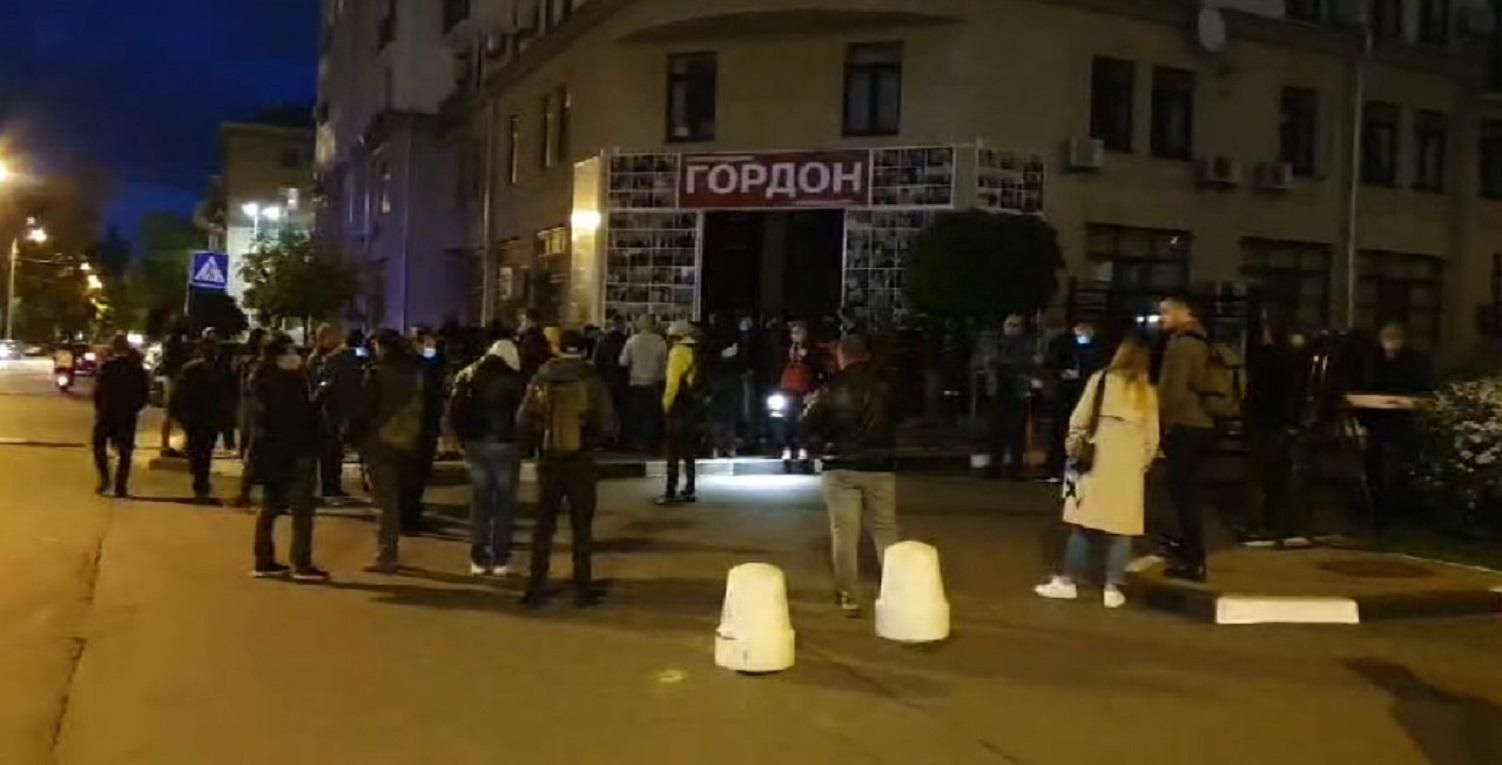 Після скандального інтерв’ю Гордона з Гіркіним під офіс журналіста прийшли активісти: відео Після скандального інтерв’ю Гордона з Гіркіним під офіс журналіста прийшли активісти: відео