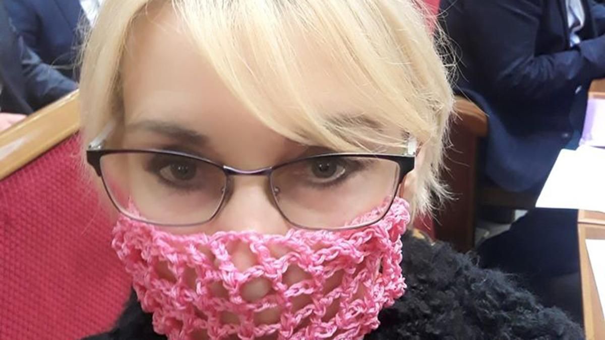 Депутатка від "Слуги народу" Богуцька сконфузилась в'язаною маскою у залі Ради – фото