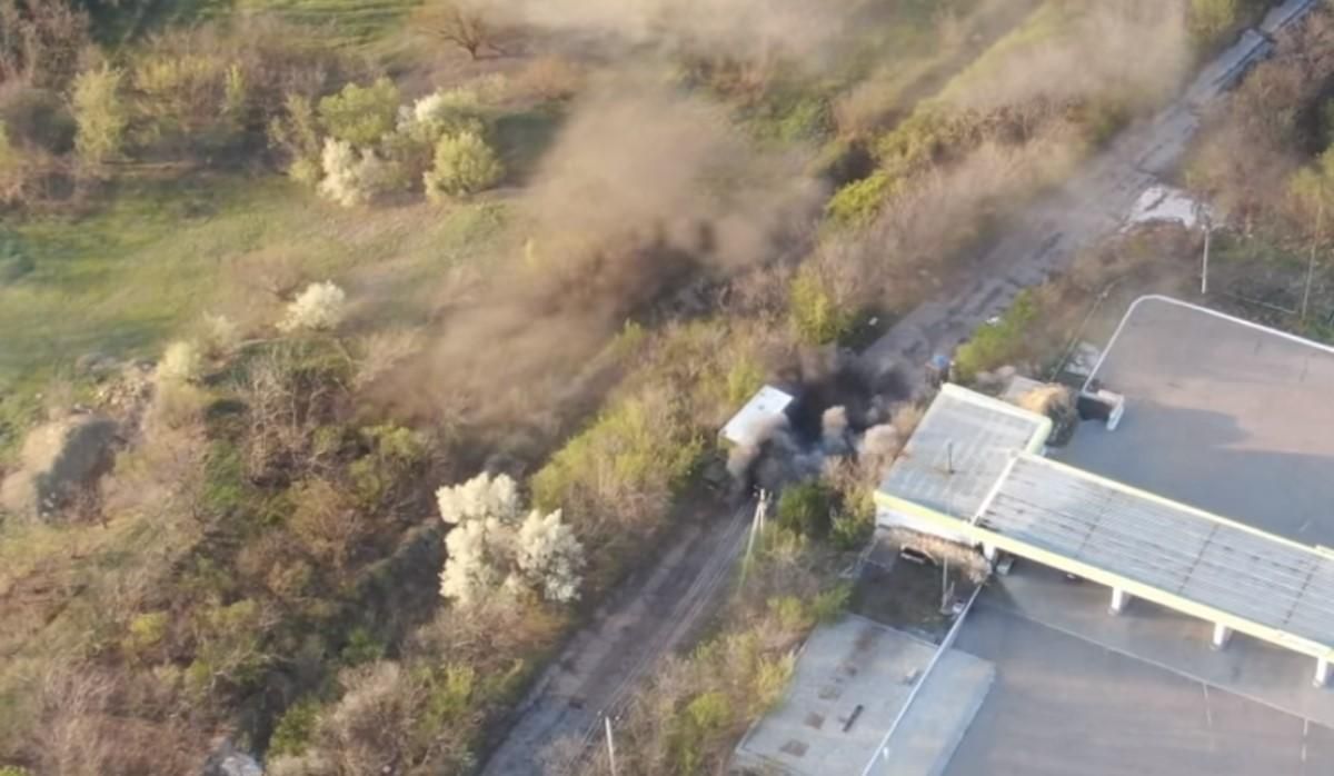  Военные ВСУ уничтожили грузовик, который вез оружие боевикам