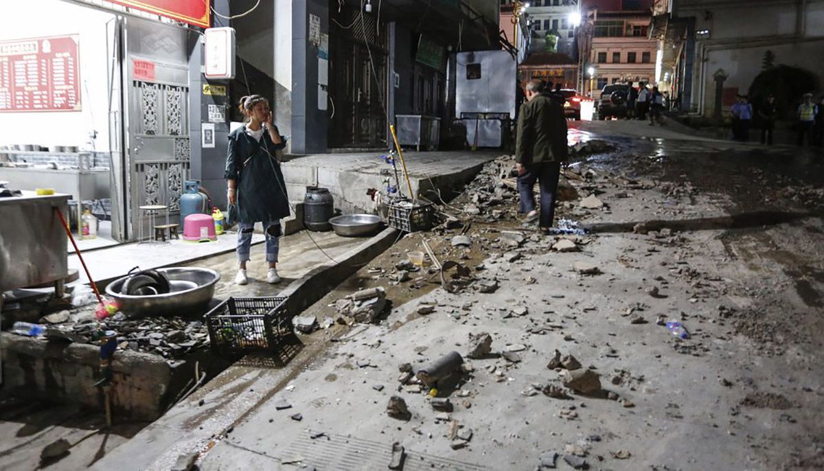 Сильное землетрясение произошло в Китае, есть жертвы: фото, видео