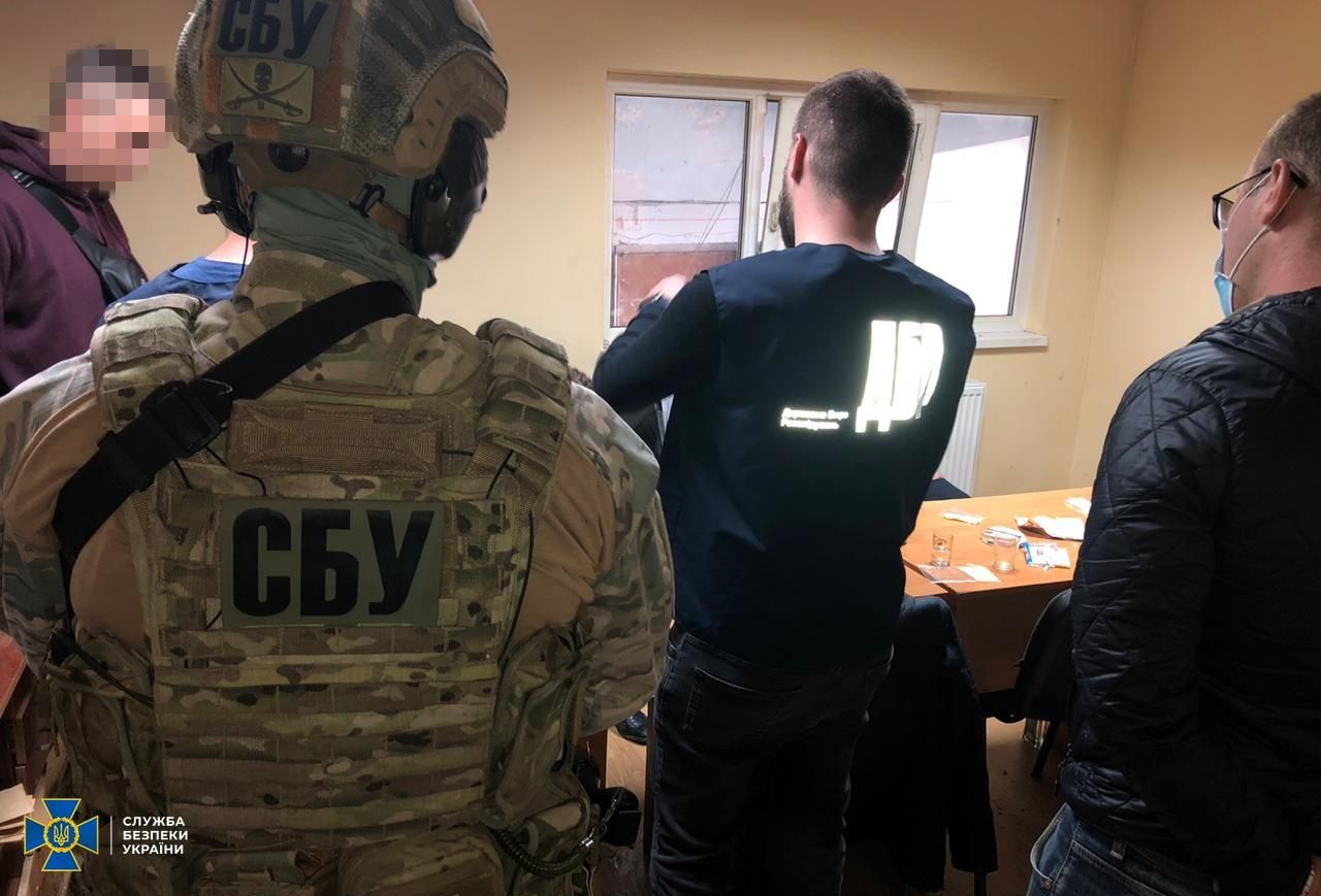 СБУ викрила корупційну схему на митниці в Івано-Франківську СБУ викрила корупційну схему на митниці в Івано-Франківську