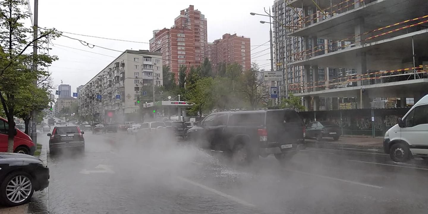 У Києві вулицю затопило окропом через прорив водопроводу: приголомшливі фото, відео