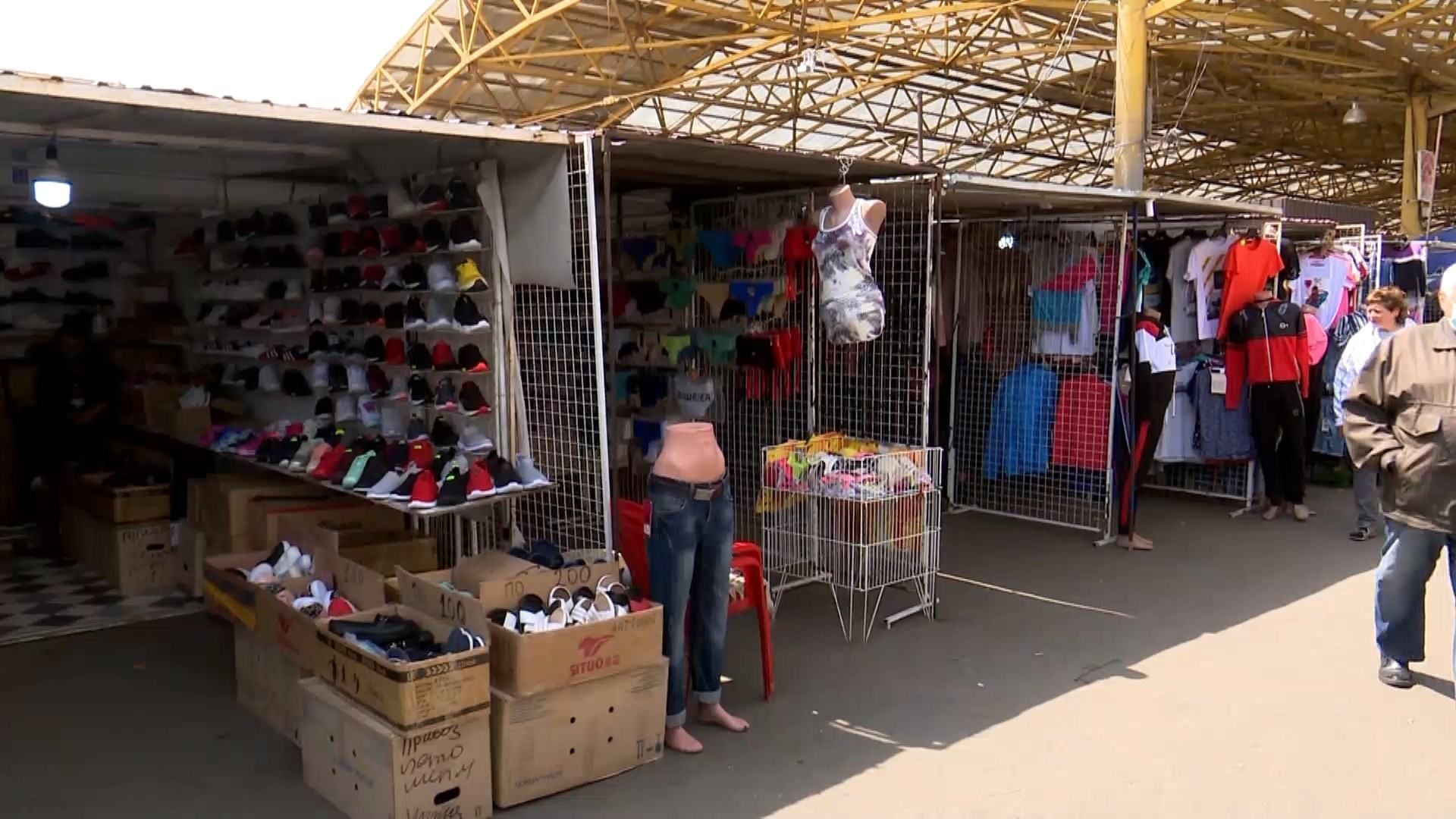 Як працюють непродовольчі ринки під час карантину: фото, відео Як працюють непродовольчі ринки під час карантину: фото, відео