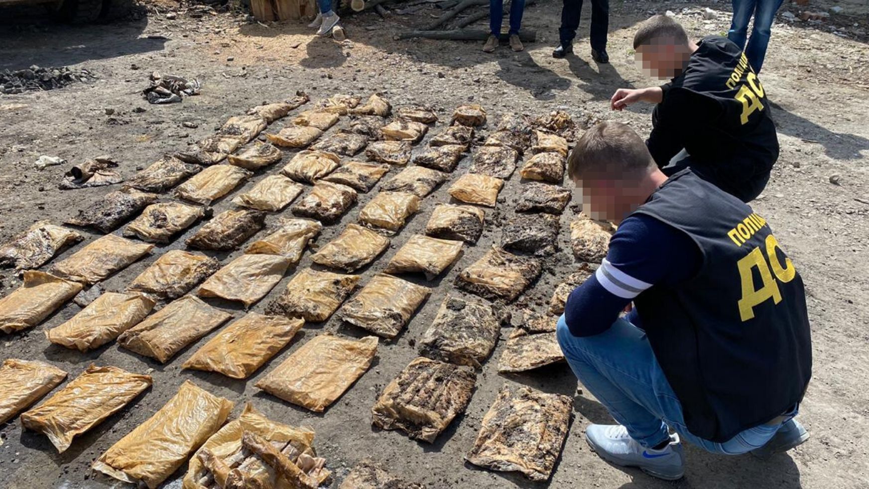 Понад 200 кілограмів вибухівки знайшли у бойовиків на Луганщині: фото Понад 200 кілограмів вибухівки знайшли у бойовиків на Луганщині: фото