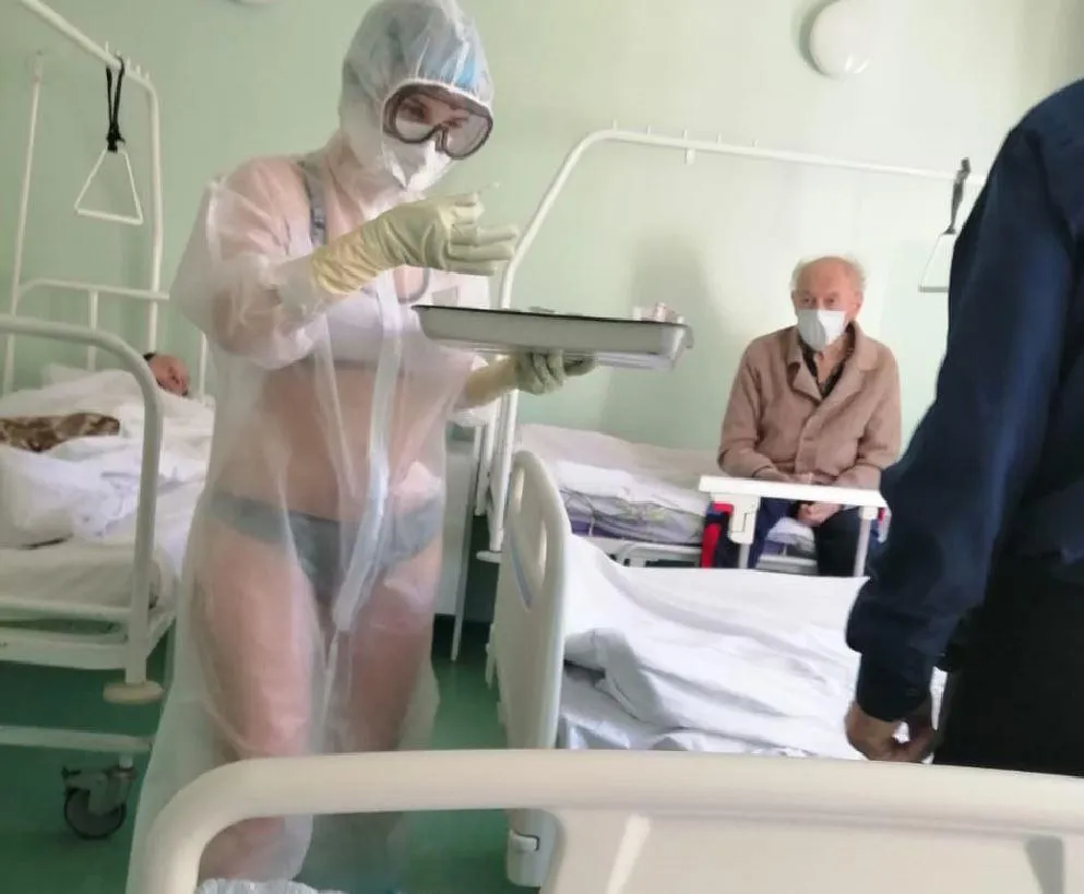 Російська медсестра у захисному костюмі та білизні 
