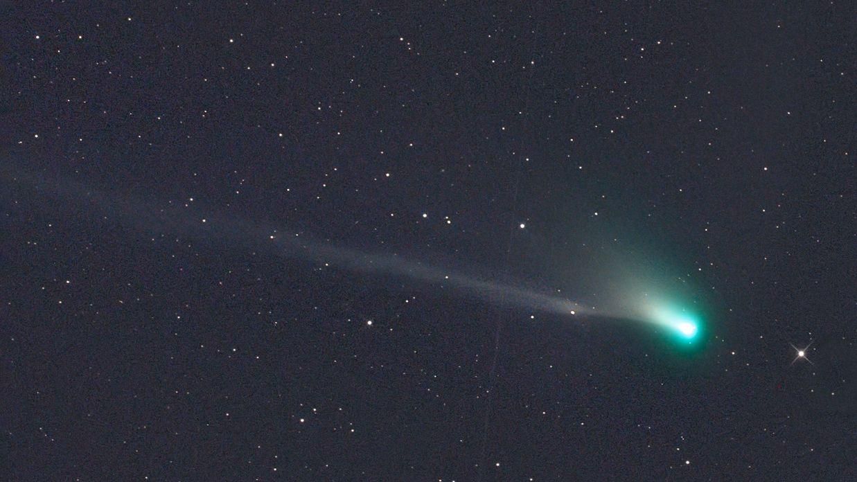 Комета SWAN – що це, коли і де дивитися в Україні