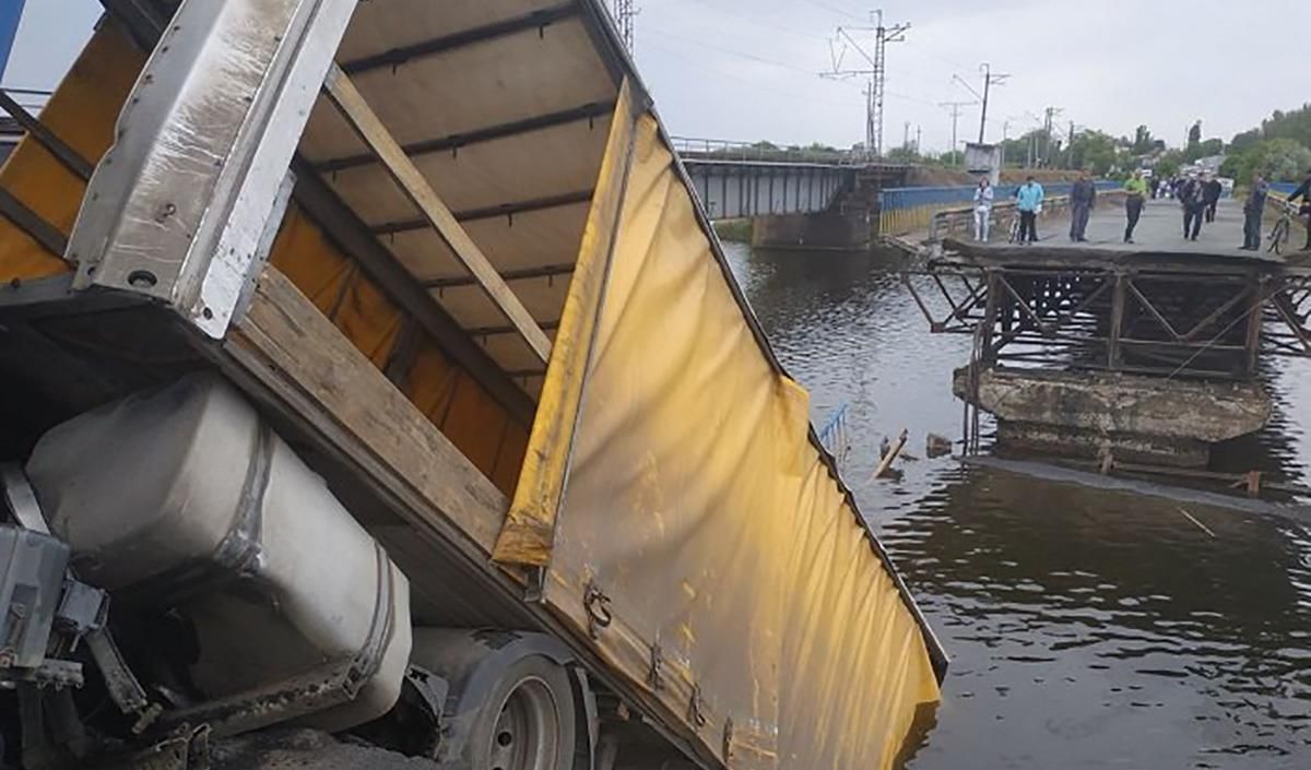 Під Нікополем обвалився міст, коли по ньому їхала вантажівка: фото, відео