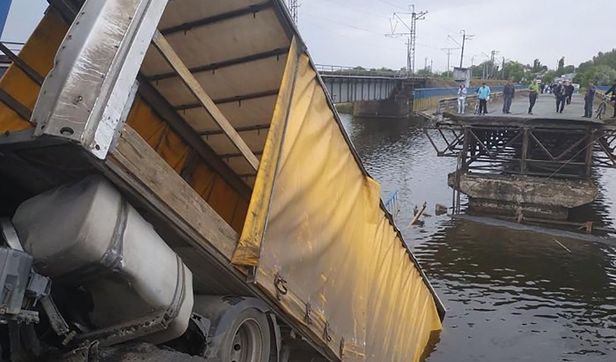 Под Никополем обрушился мост, когда по нему ехал грузовик: фото, видео