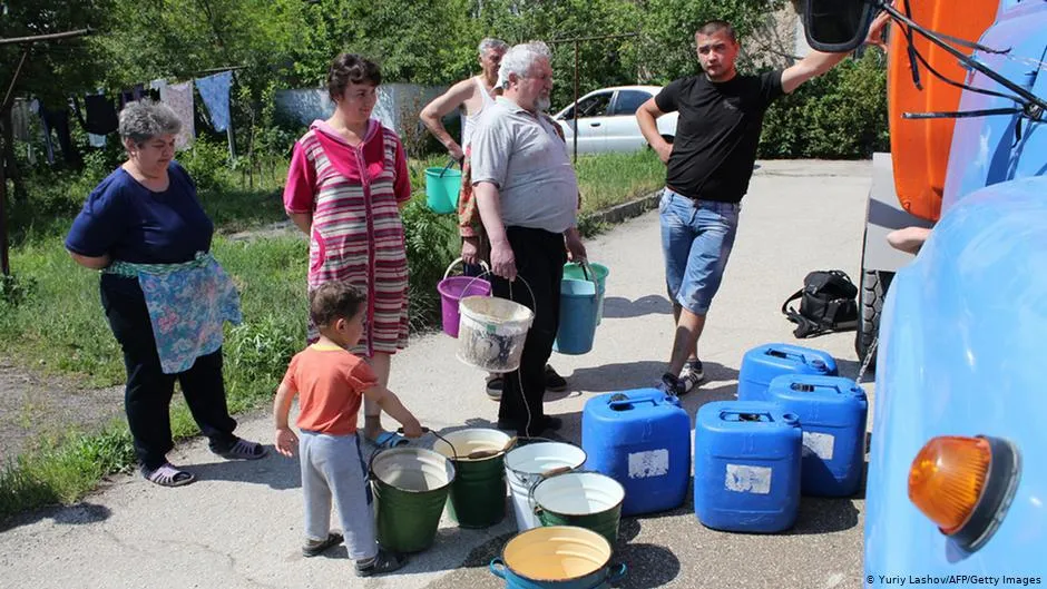 Кримчани в черзі за привозною водою Кримчани в черзі за привозною водою