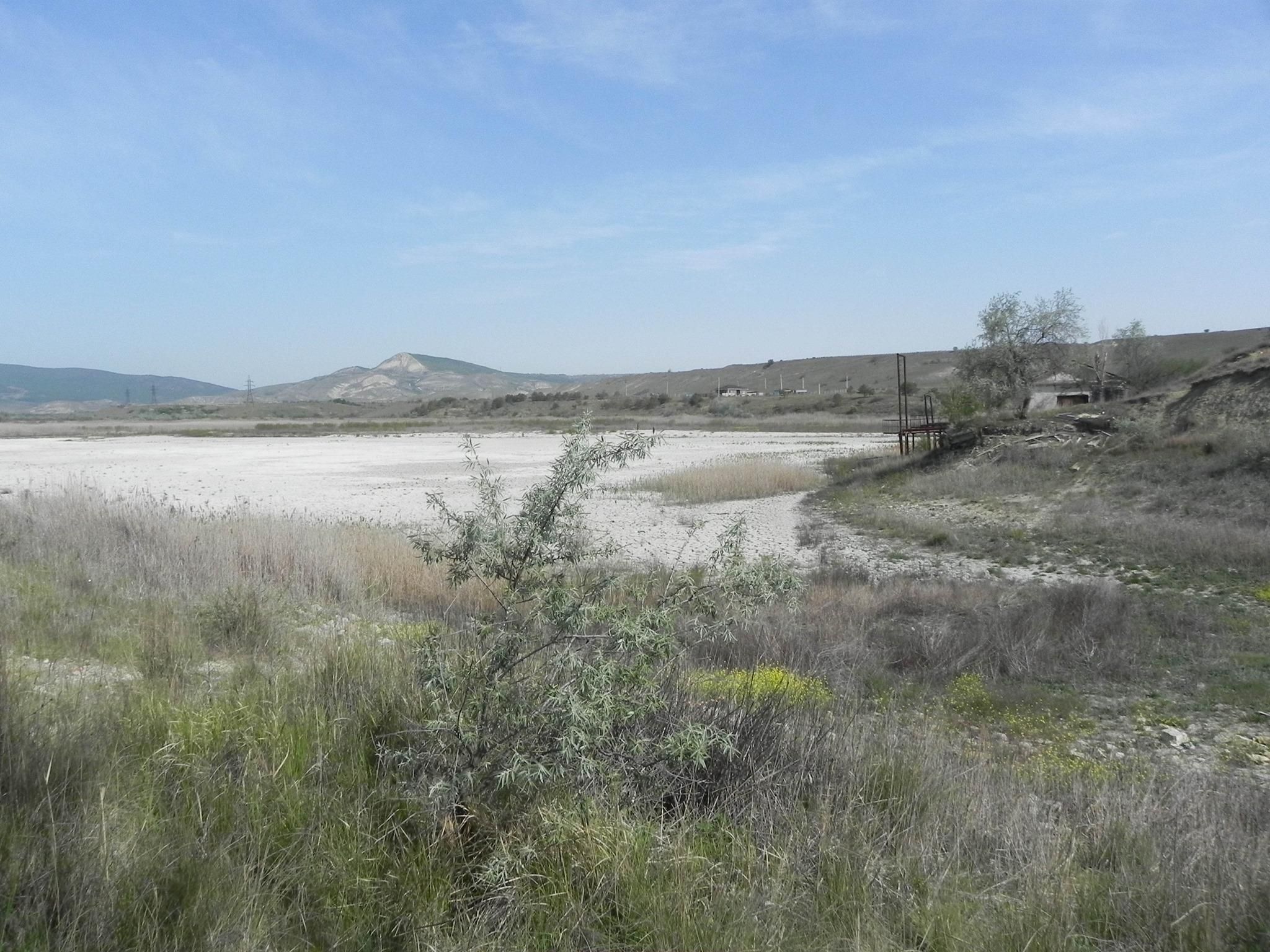 Засуха в Крыму: в Коктебеле полностью высохло озеро - фото Засуха в Крыму: в Коктебеле полностью высохло озеро - фото