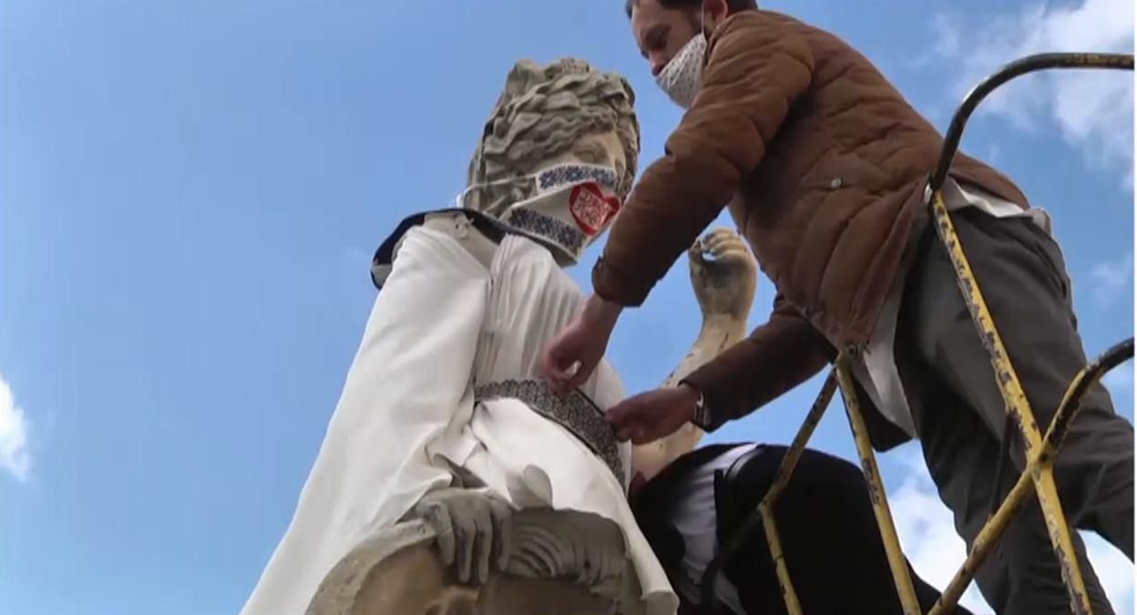 Вишивані маски і традиційний стрій: у Львові одягнули античні скульптури – фото, відео