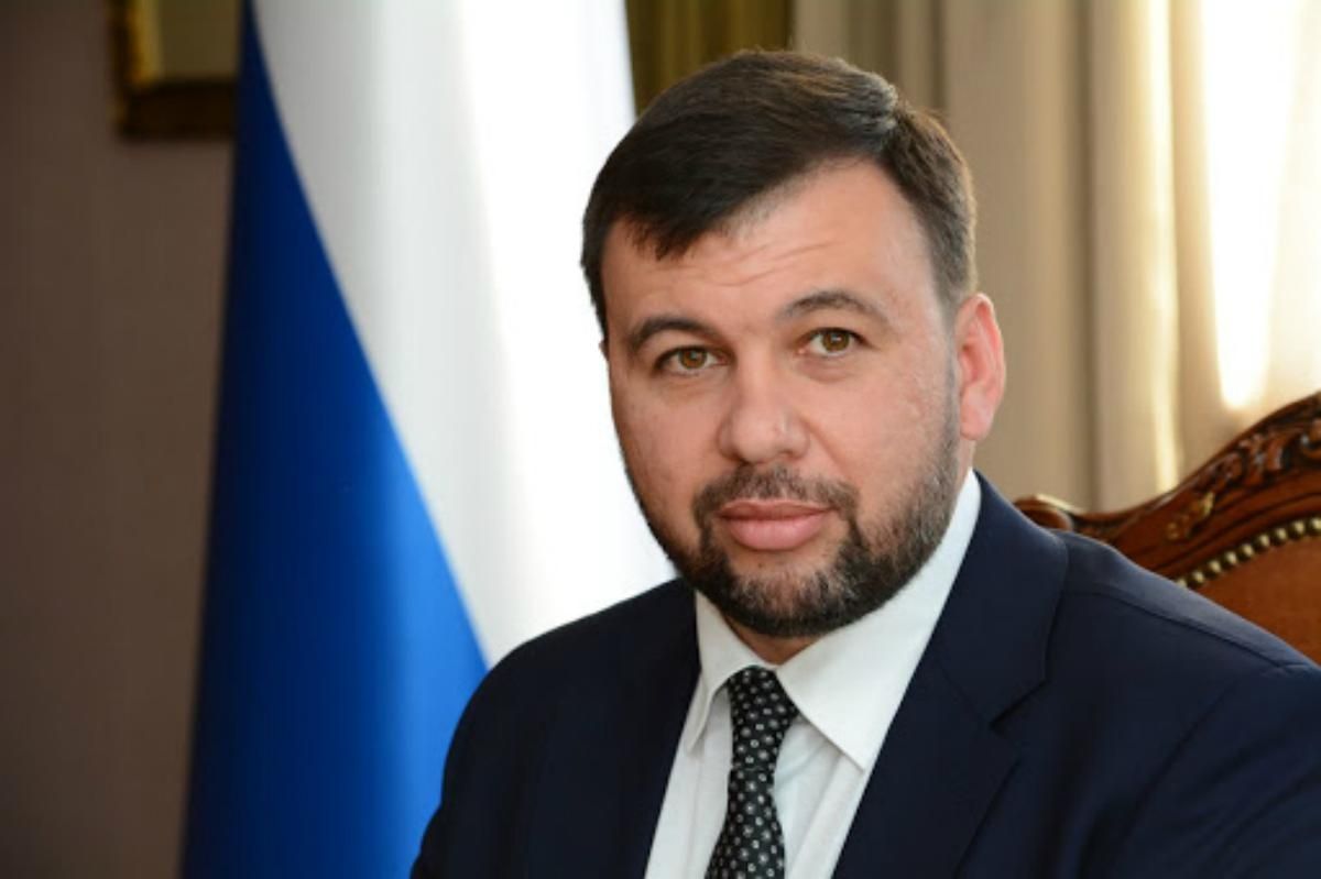 Україна показала російські паспорти "представників" ОРДЛО на переговорах в Мінську Україна показала російські паспорти "представників" ОРДЛО на переговорах в Мінську