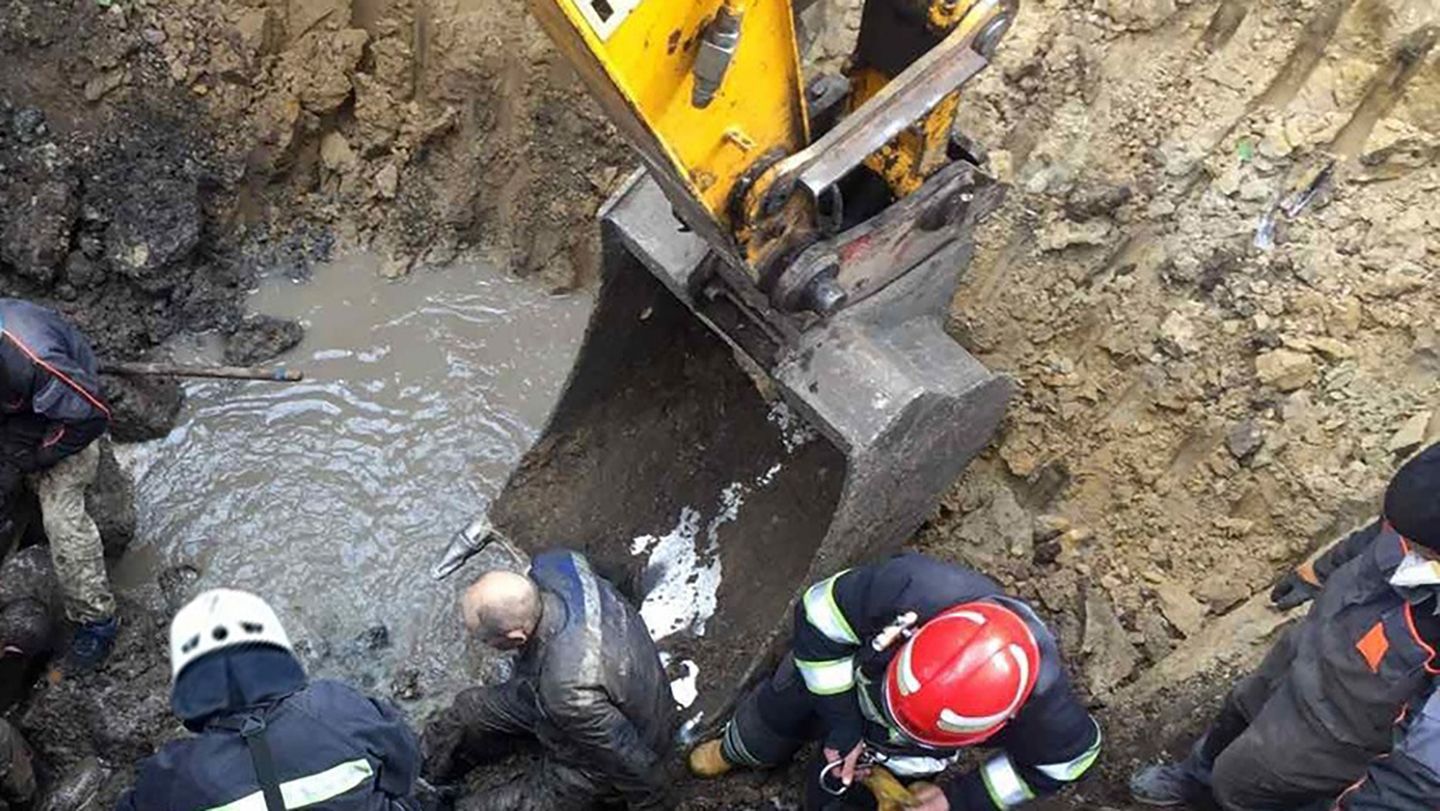 Зсув каналізаційного колектора на Хмельниччині: люди опинилися під завалами, є жертва
