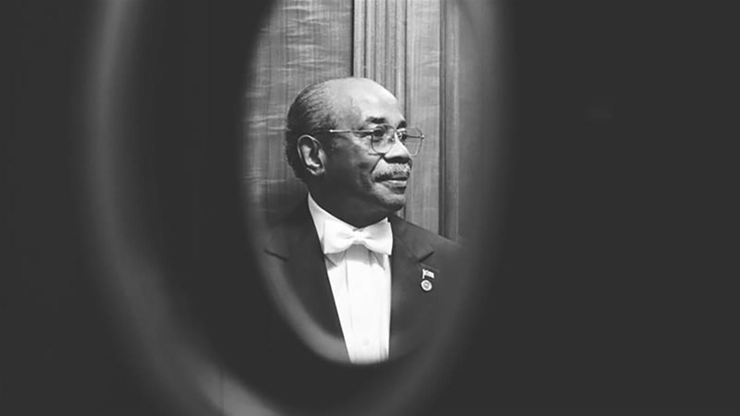 От COVID-19 умер бывший дворецкий Белого дома, который работал при 11 президентах От COVID-19 умер бывший дворецкий Белого дома, который работал при 11 президентах